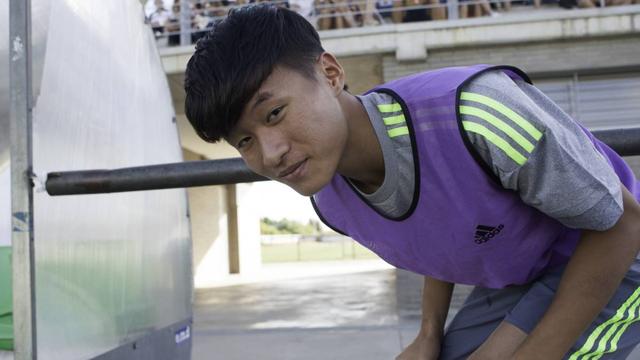 手撕小舞衣服视频素材